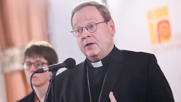 Der Vorsitzende der Deutschen Bischofskonferenz, Georg Bätzing, hat die Frühjahrsvollversammlung der katholischen Oberhirten abgeschlossen (Archivbild). - © Oliver Berg/dpa