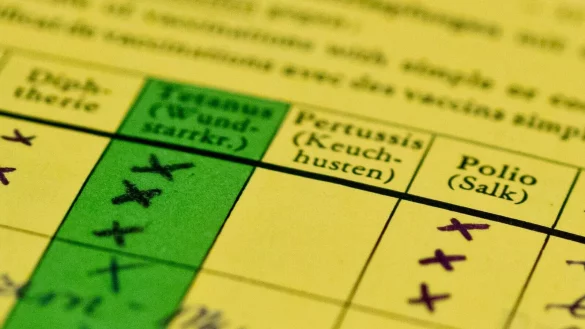 Die Stiko empfiehlt drei Impfungen zur Grundimmunisierung von Säuglingen sowie eine Auffrischungsimpfung (Archivbild). - © Daniel Karmann/dpa