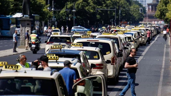 Allein in Berlin demonstrierten Hunderte Taxi-Fahrer für Mindestpreise für die Konkurrenz von Uber und Co. - © Carsten Koall/dpa