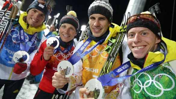 Die deutsche Biathlon-Staffel von Sotschi 2014 bekommt &uuml;ber elf Jahre sp&auml;ter doch noch Olympia-Gold. - &copy; picture alliance / Kay Nietfeld/dpa