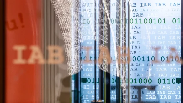 Das IAB-Arbeitsmarktbarometer ist zum zweiten Mal in Folge leicht gestiegen (Symbolbild). - © Daniel Karmann/dpa