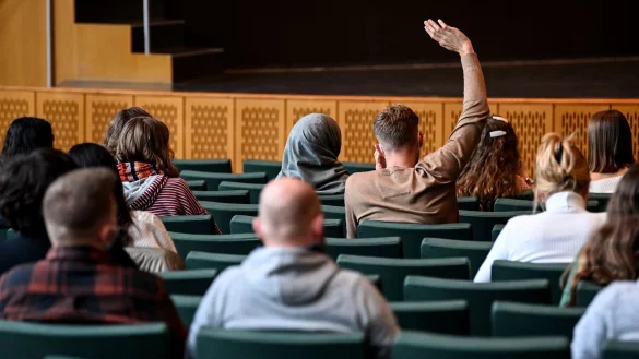 Ab 1. Februar melden die Hochschulen, in welchen Studieng&auml;ngen bundesweit noch Pl&auml;tze f&uuml;r das Sommersemester 2025 unbesetzt sind. - &copy; Britta Pedersen/dpa-Zentralbild/dpa-tmn