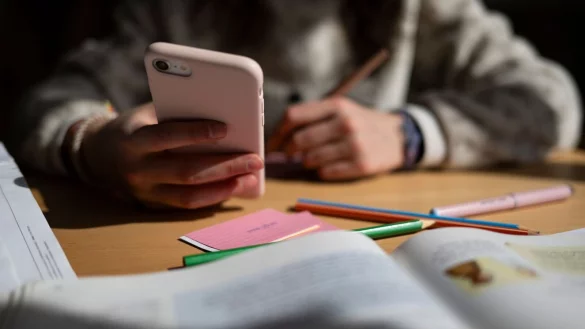 Ablenkung oder Hilfe? Über die Nutzung von Handys an Schulen gibt es unterschiedliche Ansichten. - © Marijan Murat/dpa