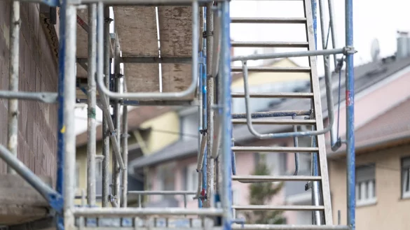 Vor dem Neubau steht die Genehmigung. (Symbolbild) - © Marijan Murat/dpa