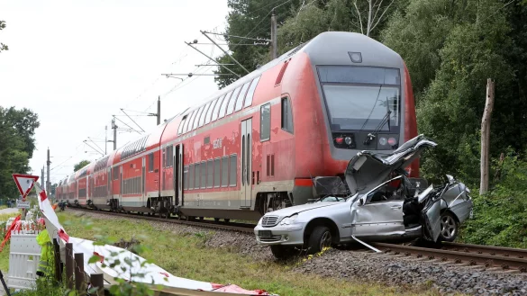 Zu dem Unfall mit dem Regionalexpress kam es an einem Bahnübergang. - © Christian Butt/dpa