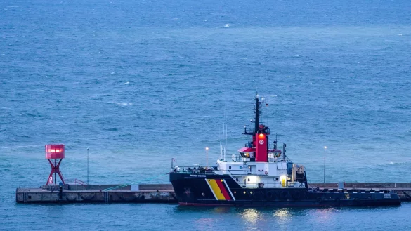 In der Ostsee ist ein Schiff nicht mehr steuerungsfähig - andere Schiffe halfen. (Archivbild) - © Jens Büttner/dpa