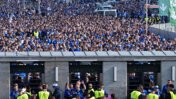 Die Probleme beim Einlass der Bielefeld-Fans werden aufgearbeitet, k&uuml;ndigte der Berliner Senat an. - &copy; S&ouml;ren Stache/dpa