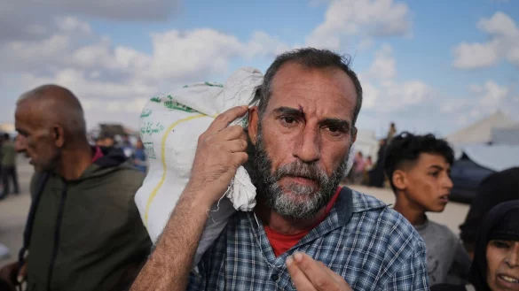 Die Gaza Humanitarian Foundation verteilt Lebensmittel an die Pal&auml;stinenser im Gazastreifen. Sie ist umstritten - vor allem wegen der vielen get&ouml;teten und verletzten Zivilisten im Umfeld der Lebensmittelverteilung. (Archivfoto) - &copy; Abdel Kareem Hana/AP/dpa