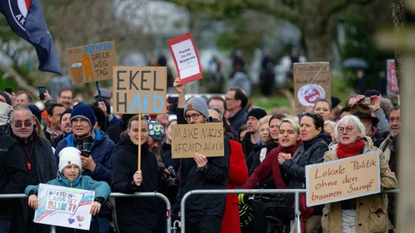 Wie vor knapp einem Jahr werden in Düsseldorf am Samstag voraussichtlich wieder Tausende gegen die AfD und den Rechtsextremismus auf die Straße gehen. (Archivbild) - © Henning Kaiser/dpa