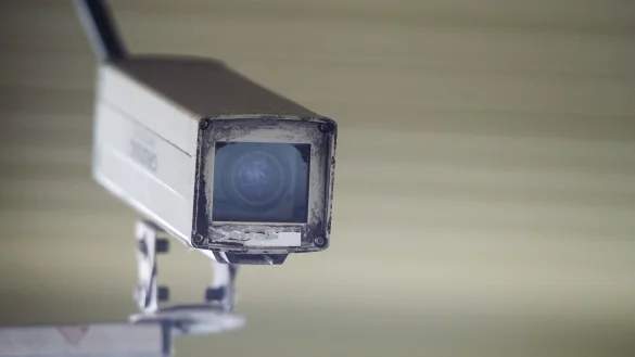 Immer mehr Bürger installieren private Videokameras, um sich sicherer zu fühlen - für Datenschützer eine besorgniserregende Entwicklung. (Archivbild) - © Lukas Schulze/dpa