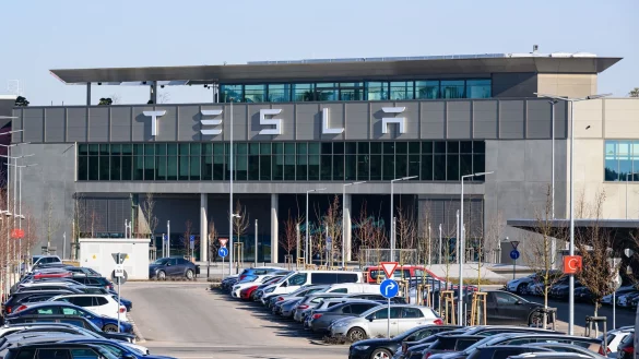 Der US-Elektroautobauer Tesla zeigt sich trotz sinkender Neuzulassungen zuversichtlich (Archivbild). - © Patrick Pleul/dpa