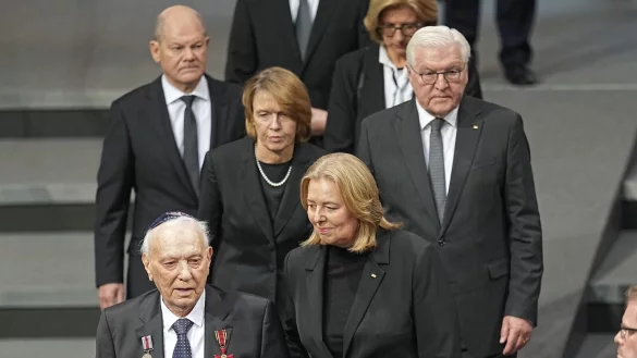 Der Bundestag gedenkt der Opfer des Nationalsozialismus. - © Michael Kappeler/dpa