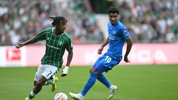 Im Zweikampf: Werders Samuel Mbangula (l) und Leverkusens Malik Tillman. - &copy; Carmen Jaspersen/dpa