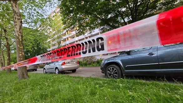 Die Polizei sperrte den Tatort in der Innenstadt von Halle am Sonntagabend weiträumig ab. - © Tobias Junghannß/dpa