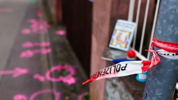 Markierungen der Kriminaltechnik am Tatort in Eichstetten am Kaiserstuhl. - © Philipp von Ditfurth/dpa