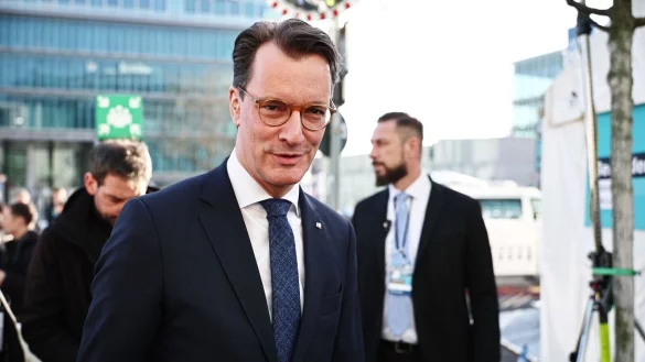 Wüst wirbt bei der Regierungsbildung für Kompromissbereitschaft. - © Christoph Soeder/dpa