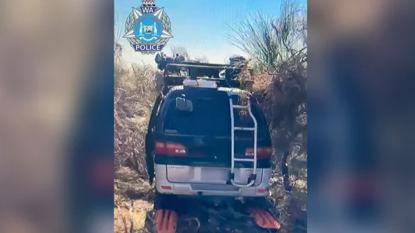 Der schwarze Mitsubishi-Van stand in dichtem Buschland mitten im Outback. - &copy; Supplied/WESTERN AUSTRALIA POLICE/AAP/dpa