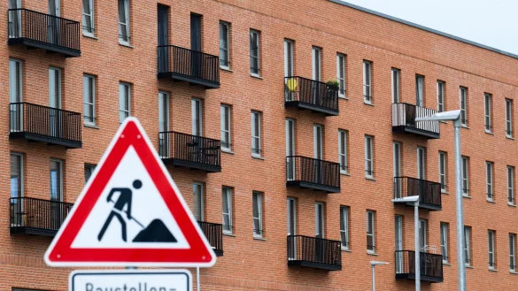Mehr Baugenehmigungen - aber immer noch zu wenig neue Wohnungen (Symbolbild) - © Julian Stratenschulte/dpa