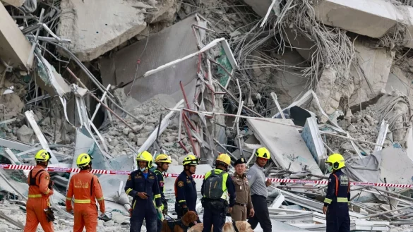 In Bangkok stürzte ein im Bau befindliches Hochhaus ein. - © Wason Wanichakorn/AP/dpa