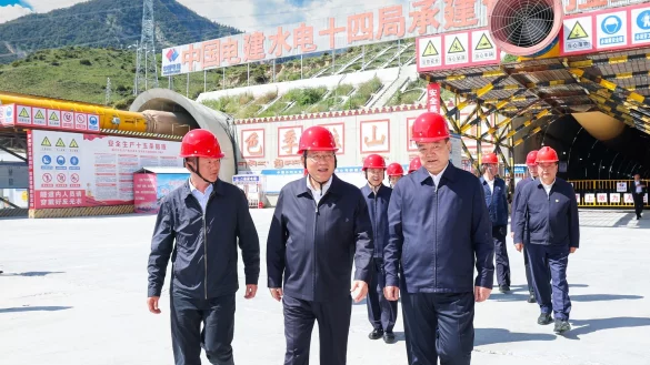 Chinas Ministerpr&auml;sident Li besuchte in Tibet auch andere Gro&szlig;bauprojekte. - &copy; Liu Bin/XinHua/dpa