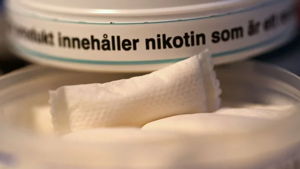Zwei Dosen mit Nikotinbeuteln mit schwedischen Warnhinweisen - im Internet zu kaufen, in deutschen Gesch&auml;ften nicht. - &copy; Wolf von Dewitz/dpa