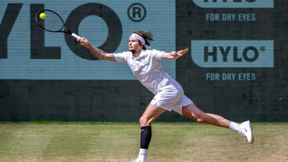 Alexander Bublik holt zum zweiten Mal den Titel in Halle. - © David Inderlied/dpa