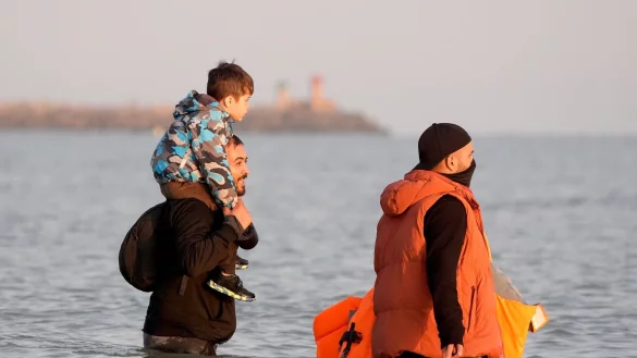 Frankreich und Gro&szlig;britannien wollen die irregul&auml;re Migration &uuml;ber den &Auml;rmelkanal bek&auml;mpfen, aber im Gegenzug Migranten eine regul&auml;re Einreise nach Gro&szlig;britannien erm&ouml;glichen. (Archivbild) - &copy; Gareth Fuller/PA Wire/dpa