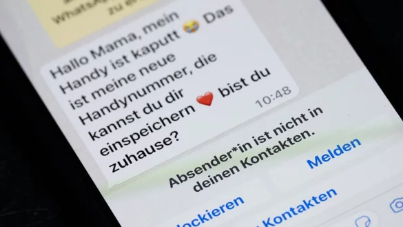 Die mutmaßliche Bande soll betrügerische Chat-Nachrichten verschickt haben. (Symbolbild) - © Sebastian Gollnow/dpa