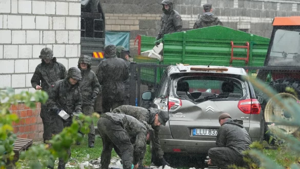 Suche nach Drohnentr&uuml;mmern in Polen. - &copy; Czarek Sokolowski/AP/dpa