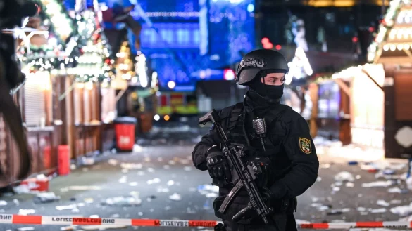 Nach dem Anschlag auf dem Magdeburger Weihnachtsmarkt soll ein Gutachten zum Täter in Auftrag gegeben werden. (Archivbild) - © Heiko Rebsch/dpa