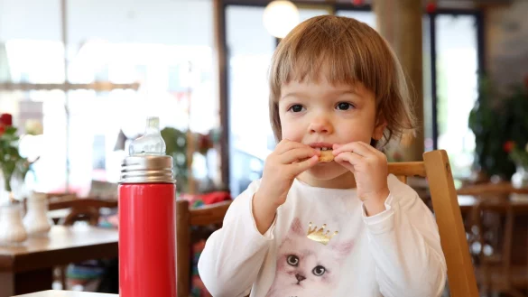 Was genau steckt drin? Bei Kinderkeksen sollten sich Eltern nicht von den vollmundigen Versprechen täuschen lassen, sondern auch die Zutatenliste checken. - © Bodo Marks/dpa-tmn
