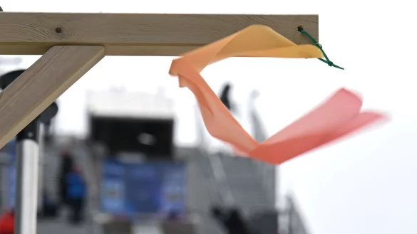 Viel Wind am Granasen Skisenter: Das Kombi-Springen war nicht möglich. - © Hendrik Schmidt/dpa