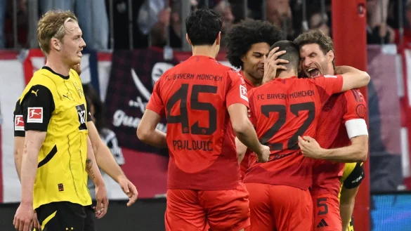 Die Bayern bejubeln einen Treffer gegen Dortmund. - © Sven Hoppe/dpa