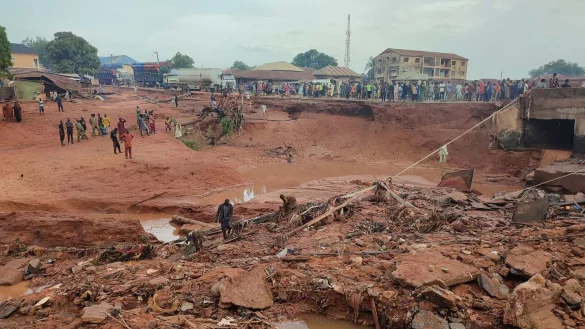 Gro&szlig;e Zerst&ouml;rungen durch eine Unwetterflut im nigerianischen Mokwa. - &copy; Chenemi Bamaiyi/AP/dpa