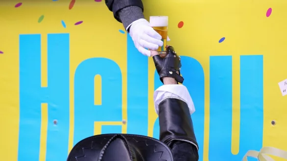 Prost! Wer beim Trinken zwischendurch immer mal wieder ein Glas Wasser einlegt, wird sich am nächsten Tag wahrscheinlich besser fühlen. - © Friso Gentsch/dpa/dpa-tmn