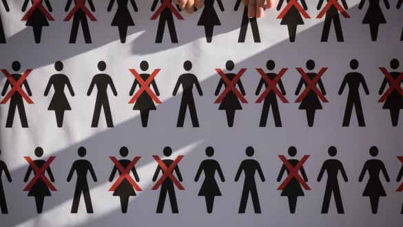 Wenn der Arbeitgeber anfängt, Angebote für Abfindungen und Aufhebungsverträge zu machen, wissen die meisten wohl, dass jetzt strukturiert Stellen abgebaut werden. - © Christian Charisius/dpa/dpa-tmn