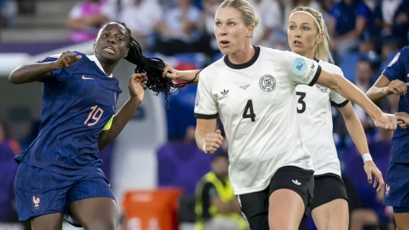 Für dieses Foulspiel wird Kathrin Hendrich (hinten rechts) gesperrt - allerdings nur für ein Spiel. - © Georgios Kefalas/KEYSTONE/dpa