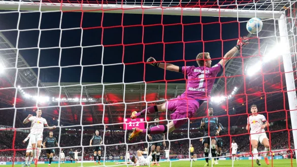 Chancenlos: Bayer-Torwart Lukas Hradecky kann das 2:2 nicht verhindern. - © Jan Woitas/dpa