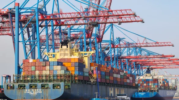 Im weltweiten Warenhandel soll klar bleiben, wer Verantwortung f&uuml;r Einhaltung von Standards hat (Foto: Archiv). - &copy; Christian Charisius/dpa