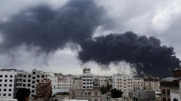 Rauchschwaden steigen nach israelischen Luftangriffen auf Flughafen in Sanaa und auf ein Kraftwerk auf. - © Osamah Abdulrahman/AP/dpa