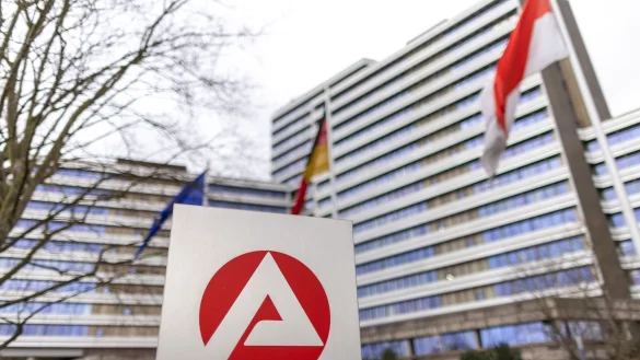 Die Zahl der Arbeitslosen sinkt im April leicht (Archivbild). - © Daniel Karmann/dpa