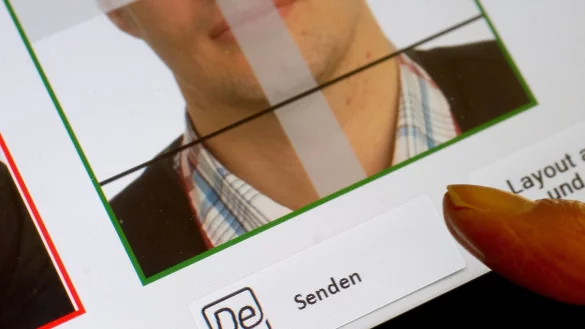 Ab August ist auf den B&uuml;rger&auml;mtern Schluss mit Papierfotos. (Archivbild) - &copy; Swen Pf&ouml;rtner/dpa