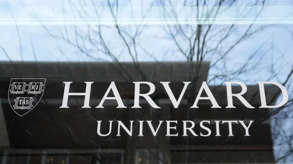 Harvard wehrt sich juristisch gegen das Vorgehen der Trump-Regierung. (Archivbild) - © Charles Krupa/AP/dpa