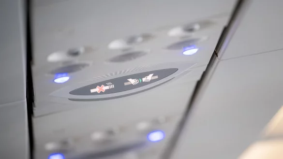 Bußgeld nach der Landung: Wer sich im Flugzeug zu früh abschnallt oder aufsteht, muss in der Türkei mit Strafen rechnen. - © Sebastian Gollnow/dpa/dpa-tmn