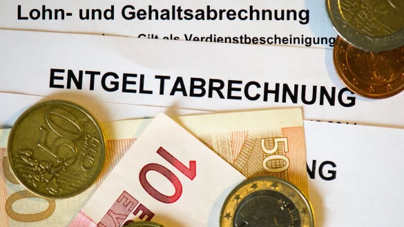 Weniger Niedriglohnjobs in Deutschland (Symbolbild) - © Arno Burgi/dpa-Zentralbild/dpa