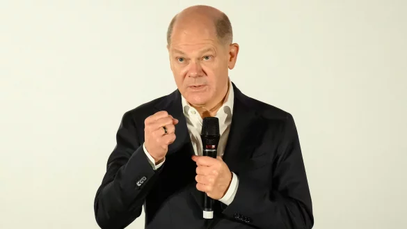 Für Bundeskanzler Olaf Scholz (SPD) ist die Zeit für Debatten über Friedenstruppen in der Ukraine noch nicht reif. - © Swen Pförtner/dpa