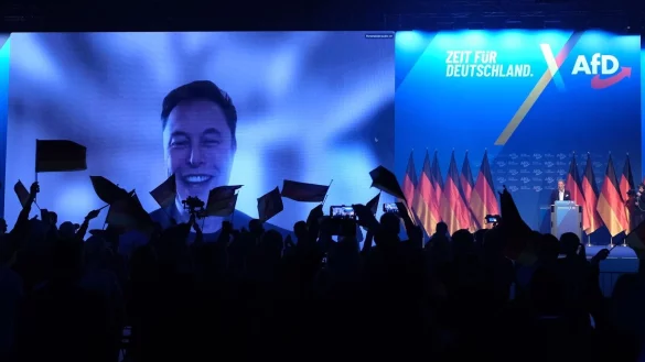 Tesla-Chef Elon Musk lässt sich beim AfD-Wahlkampfauftakt feiern. - © Sebastian Willnow/dpa