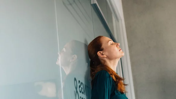 Tief durchatmen: Wirkt die Führungskraft überfordert, kann das Team verstärkt auf Selbstorganisation setzen. - © Zacharie Scheurer/dpa-tmn