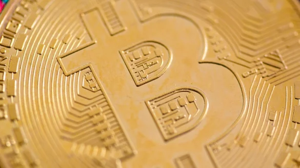 Eine Bitcoin-M&uuml;nze liegt auf einem Tisch. (Symbolbild) - &copy; Fernando Gutierrez-Juarez/dpa