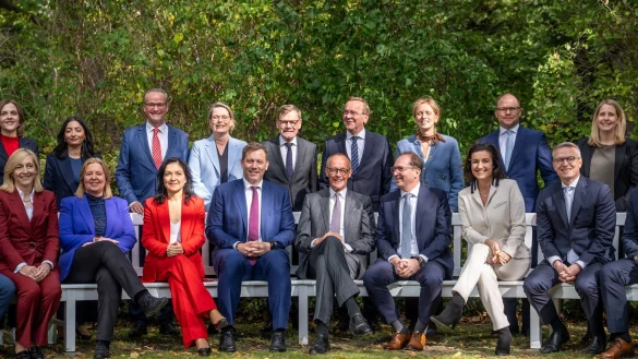 Beim Gruppenfoto fehlte Schnieder. - &copy; Michael Kappeler/dpa